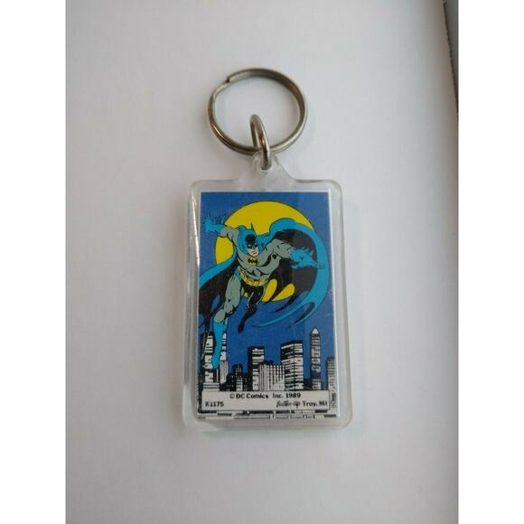 Batman Flying Moon Keychain 1989 Original Licensed Official DC Comics Button Up - Picture 2 of 4